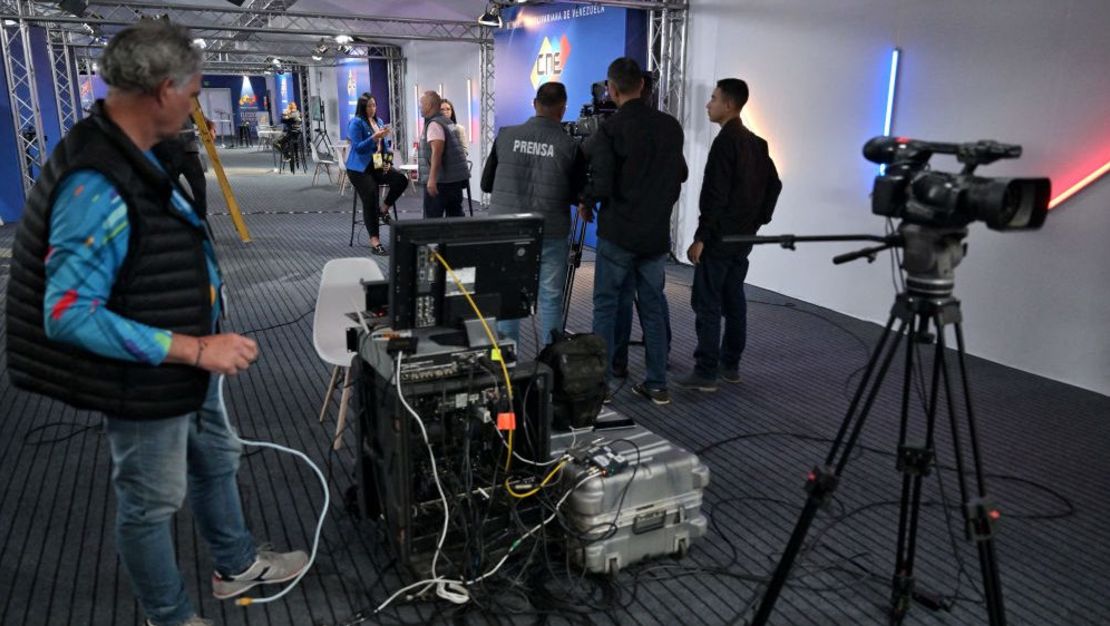 Un técnico de un canal de televisión dentro del centro de medios del Consejo Nacional Electoral (CNE) en Caracas el 27 de julio de 2024. (Foto: JUAN BARRETO /AFP vía Getty Images).