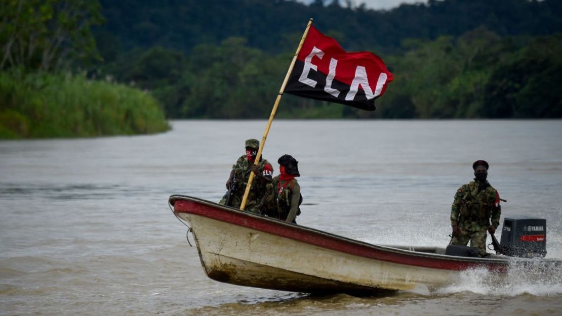 Miembros del frente Ernesto Che Guevara, perteneciente a la guerrilla del Ejército de Liberación Nacional (ELN), patrullan el río en la selva, en el departamento de Chocó en Colombia, el 23 de mayo de 2019. - El ELN o Ejército de Liberación Nacional es el último ejército rebelde de Colombia y una de las guerrillas más antiguas de América Latina. (Foto: RAÚL ARBOLEDA/AFP vía Getty Images).