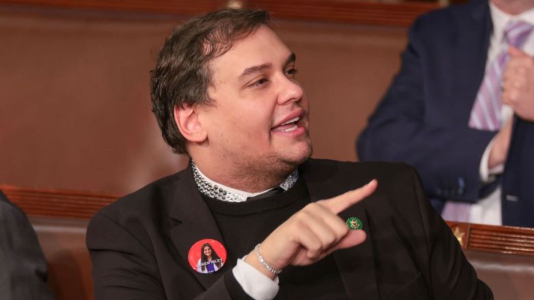 El exdiputado George Santos (republicano de Nueva York) asiste al discurso sobre el Estado de la Unión del presidente de Estados Unidos, Joe Biden, durante una reunión conjunta del Congreso en la Cámara de Representantes del Capitolio de Estados Unidos el 07 de marzo de 2024 en Washington, DC. Este es el último discurso de Biden sobre el Estado de la Unión antes de las elecciones generales del próximo noviembre.