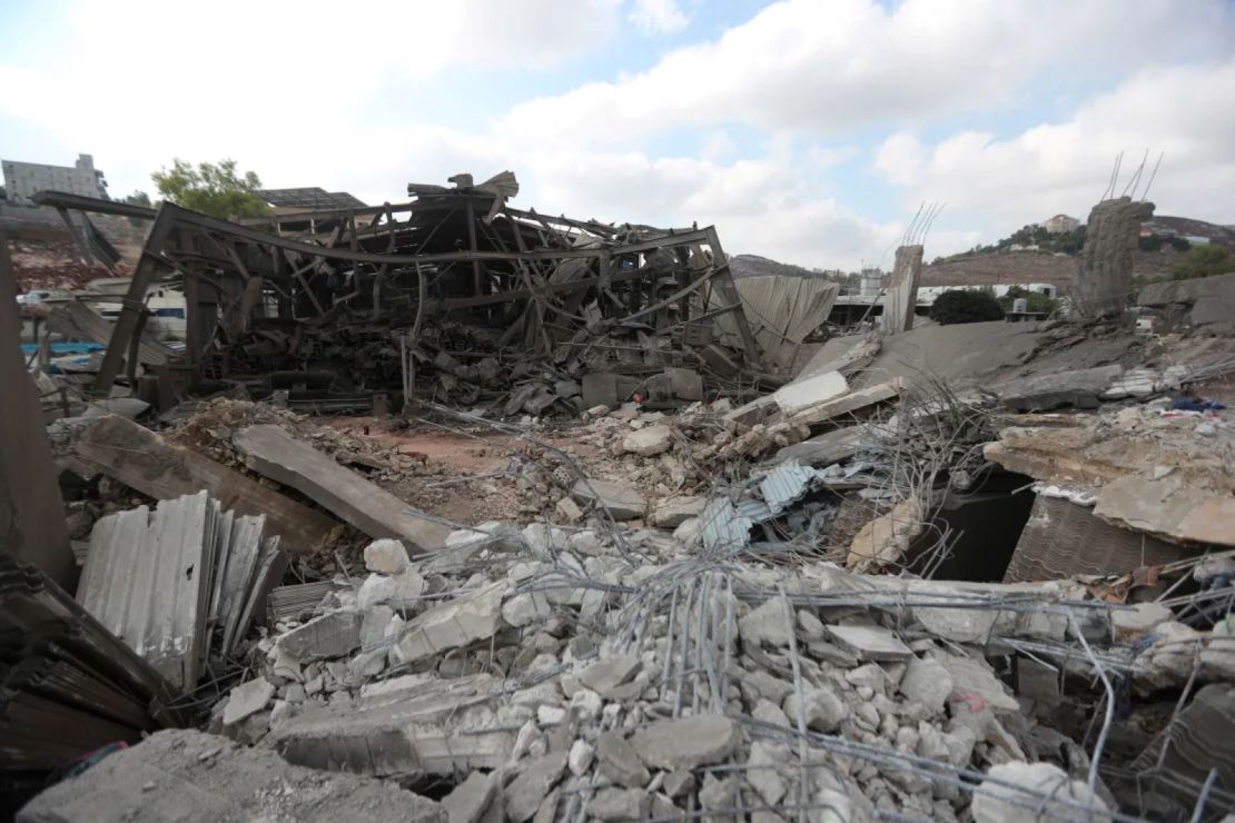 Una zona industrial destruida por un ataque aéreo israelí en Nabatiyeh.