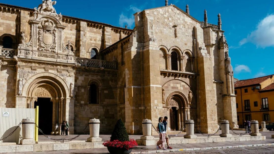 La Basílica de San Isidoro en León, España, alberga lo que la historiadora Margarita Torres Sevilla cree que es el Santo Grial.