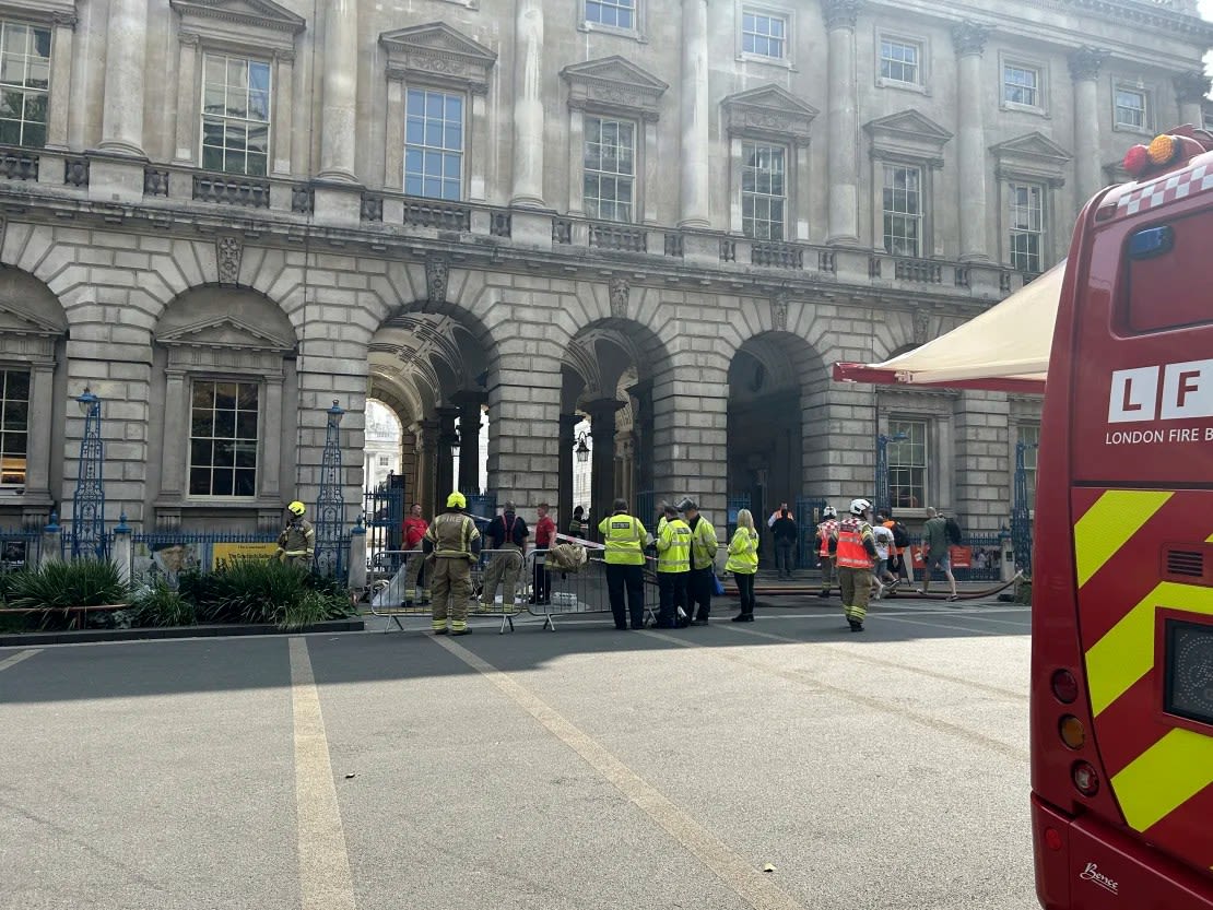 Bomberos en el exterior de Somerset House, en el centro de Londres.