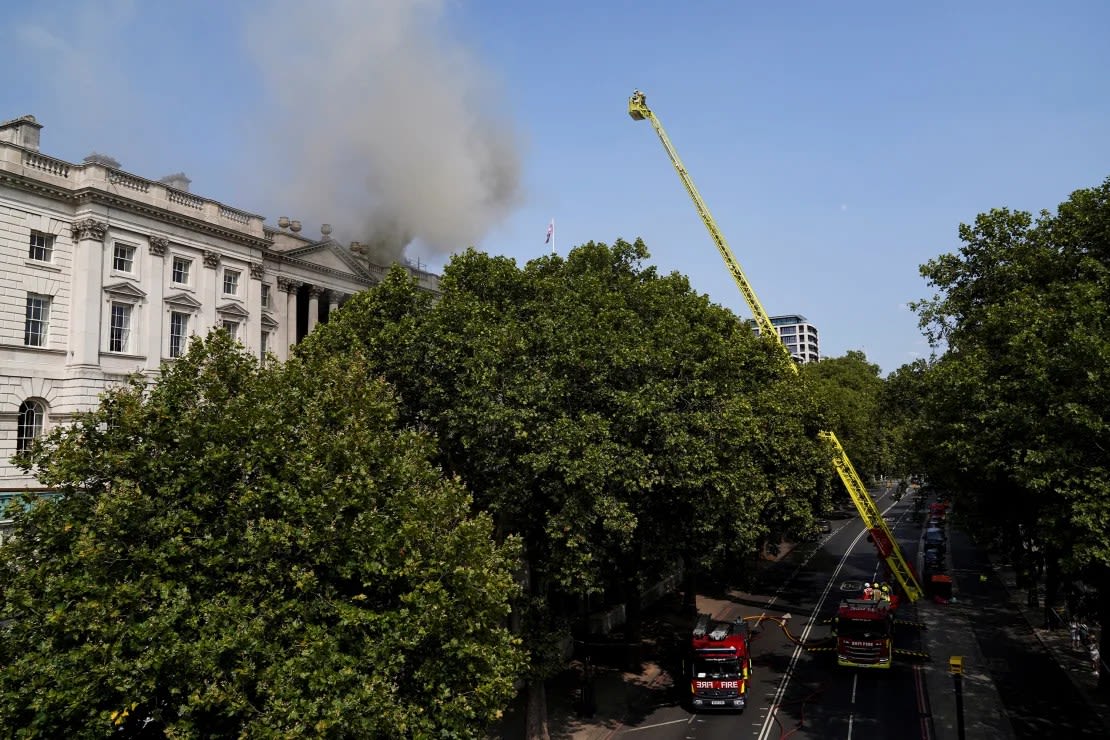 El humo se eleva mientras los bomberos trabajan en el lugar del incendio en Somerset House, en Londres.