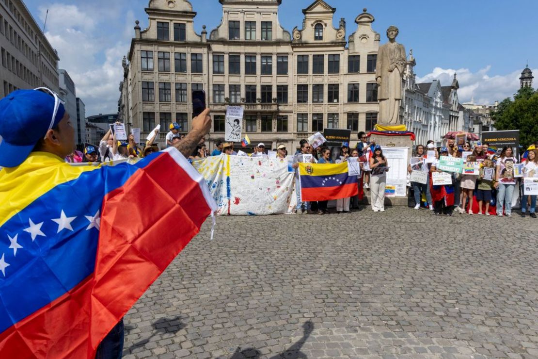 Manifestantes se reúnen en la Place de l'Albertine en apoyo de Edmundo González Urrutia, en Bruselas, el sábado 17 de agosto de 2024.