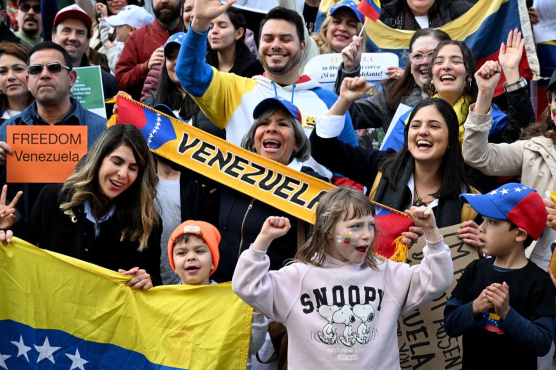 Miembros de la comunidad venezolana protestan contra los recientes resultados electorales en Venezuela durante una manifestación en Melbourne el 17 de agosto de 2024.