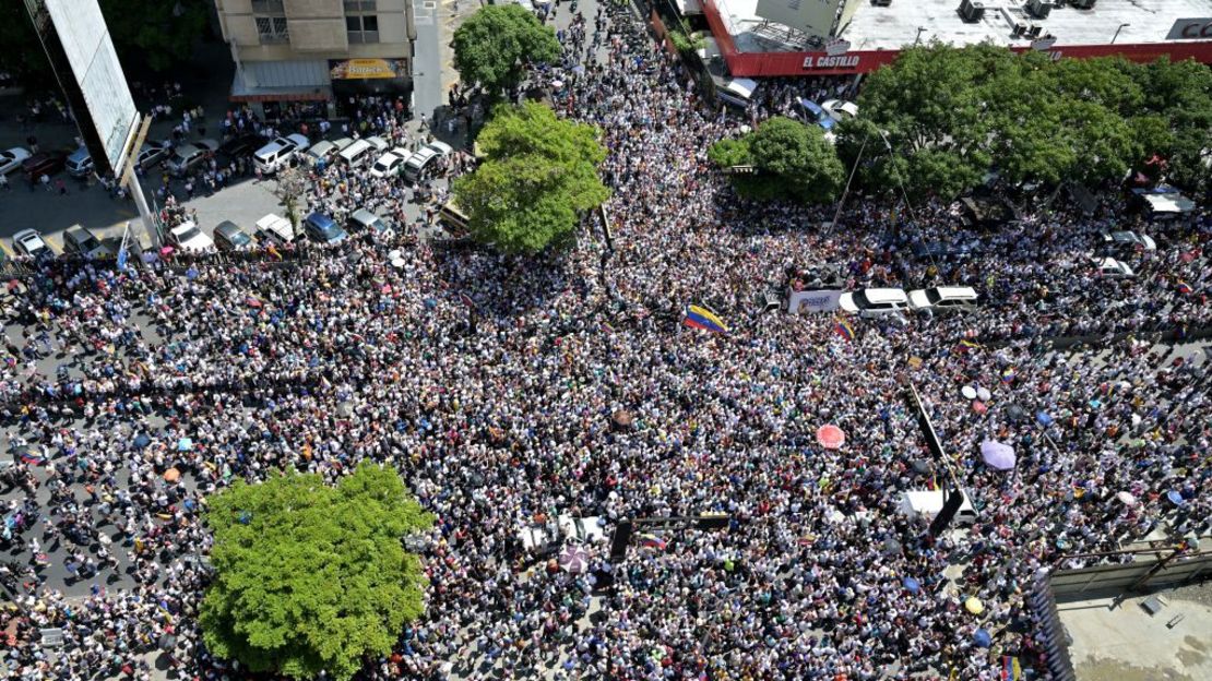 Esta vista aérea muestra a miles de personas asistiendo a una protesta convocada por la oposición para que se reconozca la "victoria" electoral, en Caracas el 17 de agosto de 2024.