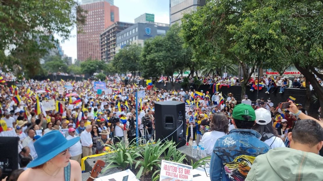 "Ciudad de México se llenó de banderas de Venezuela y salió en defensa de la verdad", escribió el Comando con Venezuela compartiendo fotos en la capital de México. (Gentileza COMANDOCONVZLA/X).