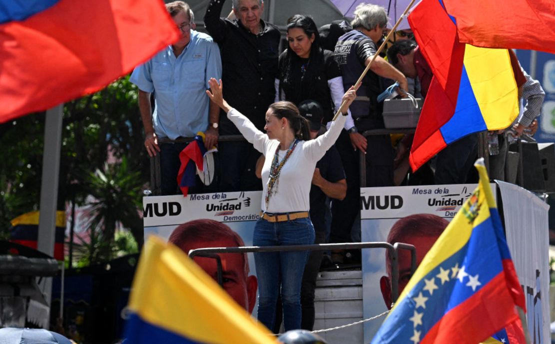 Esta vista aérea muestra a miles de personas que asisten a una protesta convocada por la oposición para que se reconozca la "victoria" electoral, en Caracas el 17 de agosto de 2024. (Foto: Juan BARRETO / AFP) (Photo by JUAN BARRETO/AFP via Getty Images).