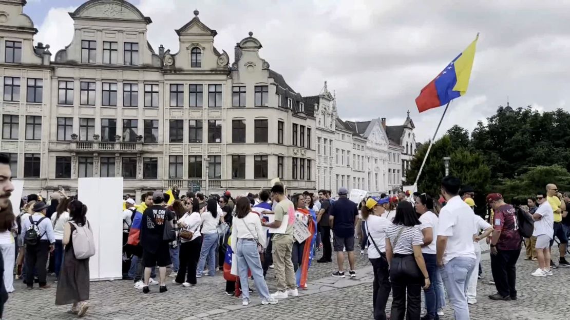 Protestantes en Bruselas apoyan la protesta mundial por Venezuela.