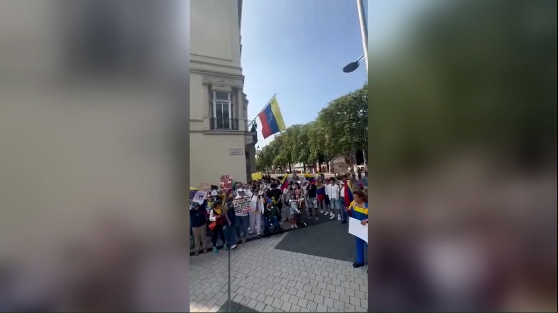 Un grupo de personas se manifiestan frente a la embajada de Venezuela en Londres para exigir "verdad y libertad".