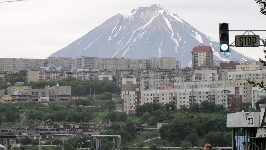 La fotografía tomada el 10 de agosto de 2005 muestra una vista de la ciudad de Petropavlovsk-Kamchatsky con la montaña Klyuchevskaya Sopka al fondo. (Foto: TATYANA MAKEYEVA/AFP via Getty Images).