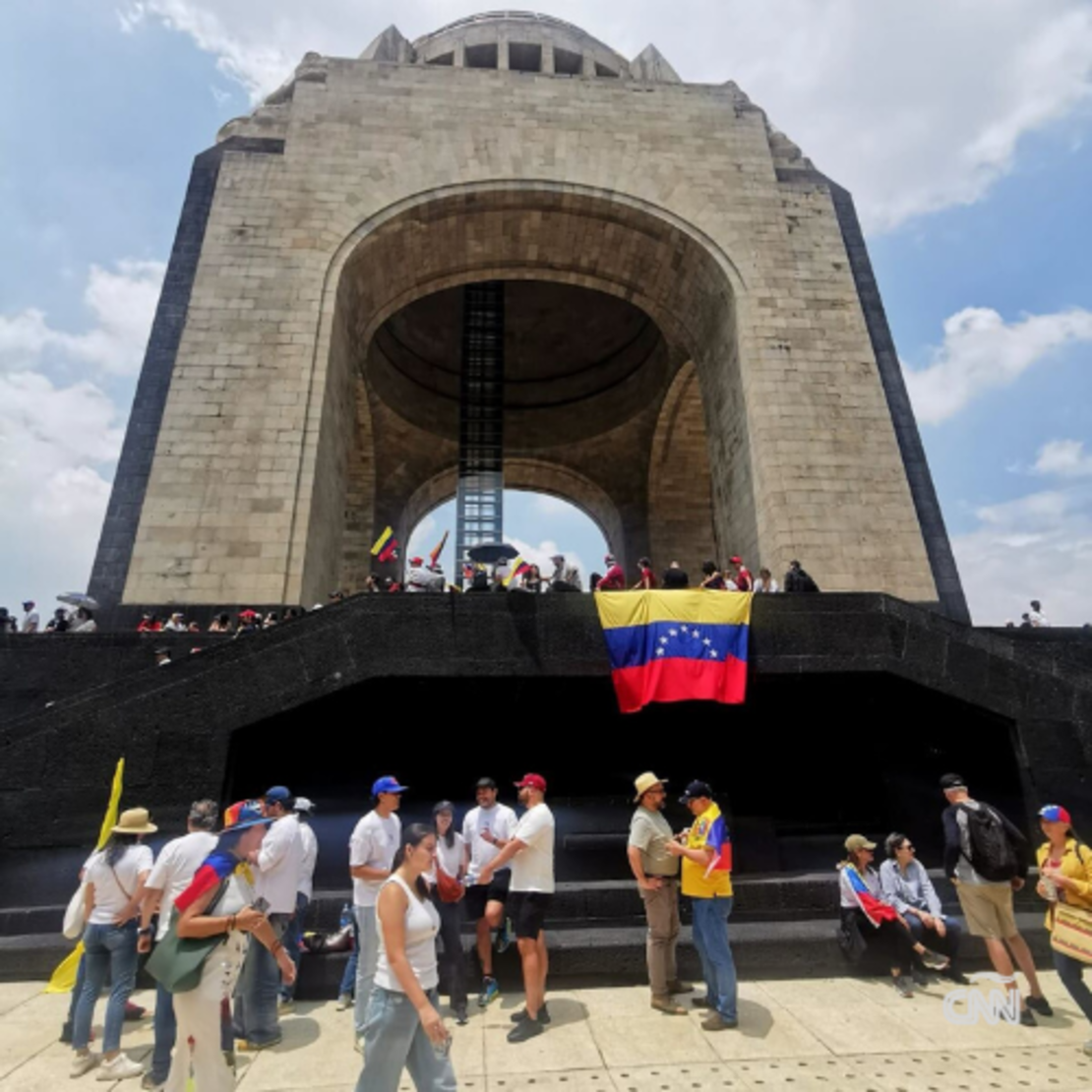 Un grupo de personas se concentra en el Monumento a la Revolución de la Ciudad de México el 17 de agosto para unirse a la convocatoria de la oposición en Venezuela de protestar contra los resdultados electorales del Consejo Nacional Electoral venezolano.