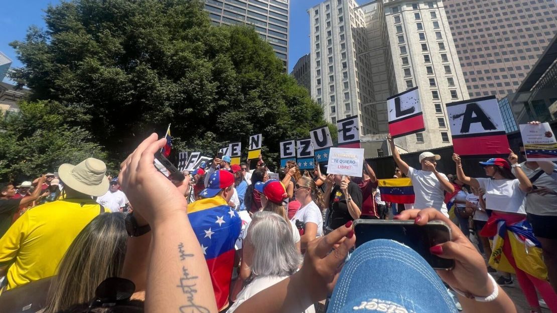 Manifestantes en Atlanta protestan contra los resultados de las elecciones dados por el Consejo Nacional Electoral tras una convocatoria de la oposición de Venezuela el 17 de agosto de 2024.