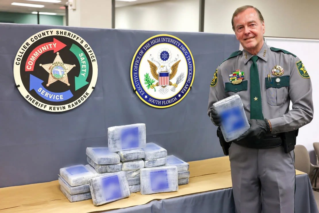 El alguacil del condado de Collier, Kevin Rambosk, posando con drogas encontradas flotando en el Golfo de México cerca de Everglades City Oficina del Sheriff del condado de Collier.