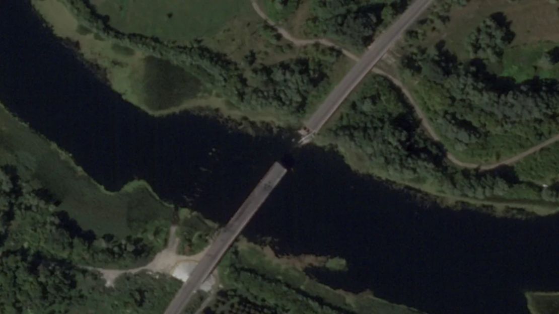 Un puente derrumbado sobre el río Seym en la región de Kursk tras un ataque ucraniano este domingo.