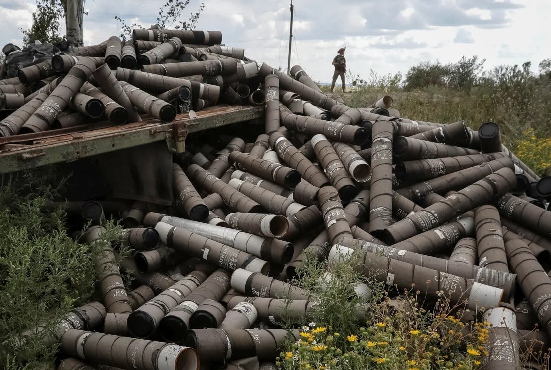 Un soldado ucraniano se encuentra cerca de cartuchos de proyectiles usados mientras patrulla un área en la región ucraniana de Donetsk.