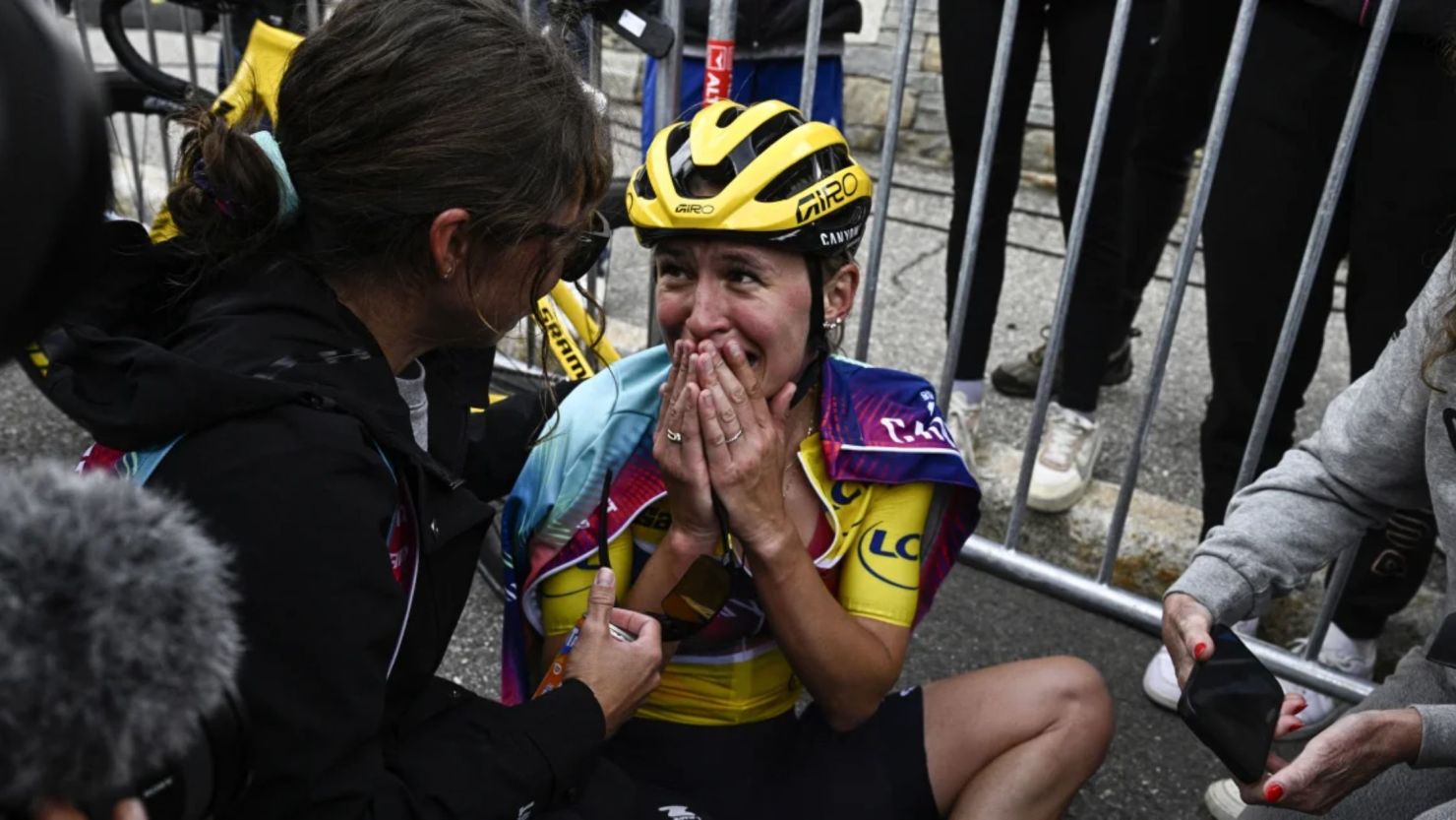 Kasia Niewiadoma se mostró emocionada al ganar el Tour de Francia Femenino en la línea de meta.