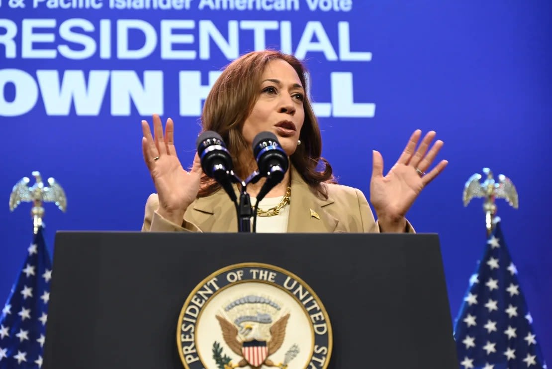 La vicepresidenta de Estados Unidos, Kamala Harris, pronuncia un discurso durante un evento de campaña en Filadelfia, Pensilvania, Estados Unidos, el 13 de julio de 2024. En algunos momentos durante el discurso, la vicepresidenta fue interrumpida por manifestantes propalestinos. Crédito: Kyle Mazza/Anadolu/Getty Images.