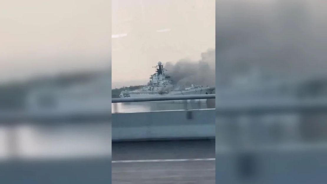 El portaaviones ruso "Minsk" es visto en un puerto de Shenzhen el 10 de junio de 2004.
