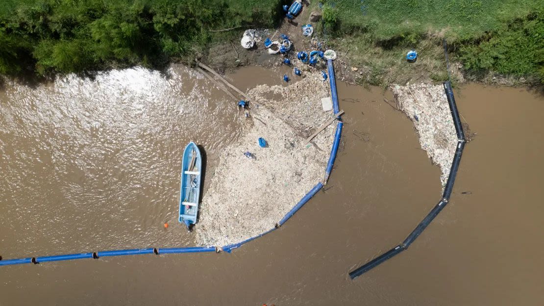 La barrera de contención de 4ocean recoge desechos en el río Motagua.