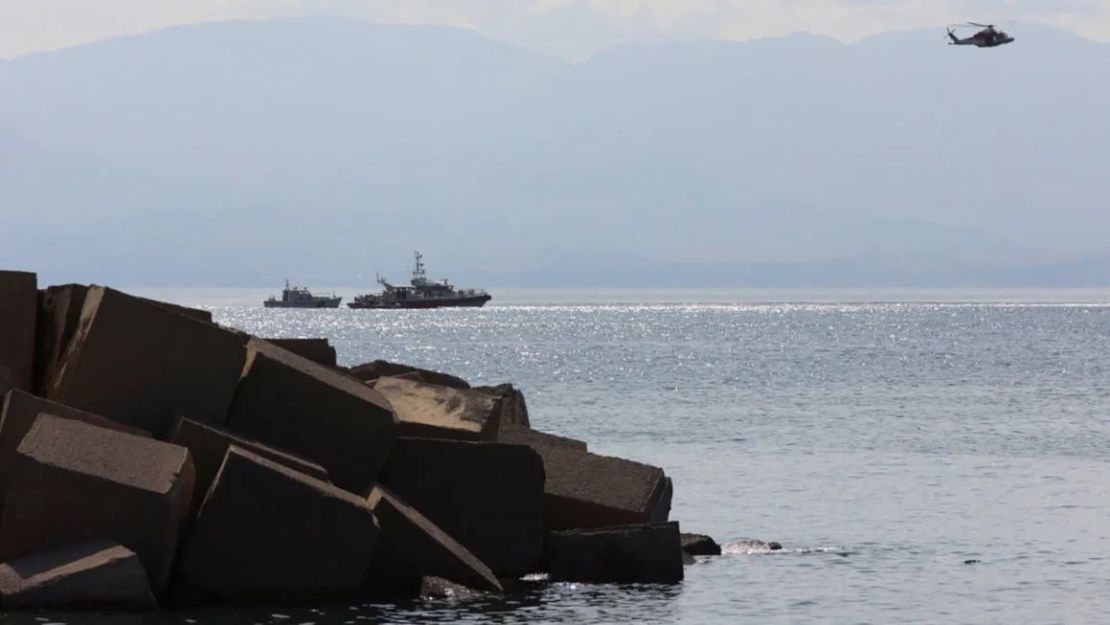 Los equipos de emergencia buscan en la costa del puerto italiano de Porticello, el 19 de agosto, después de que un tornado hundiera un yate de lujo cercano.