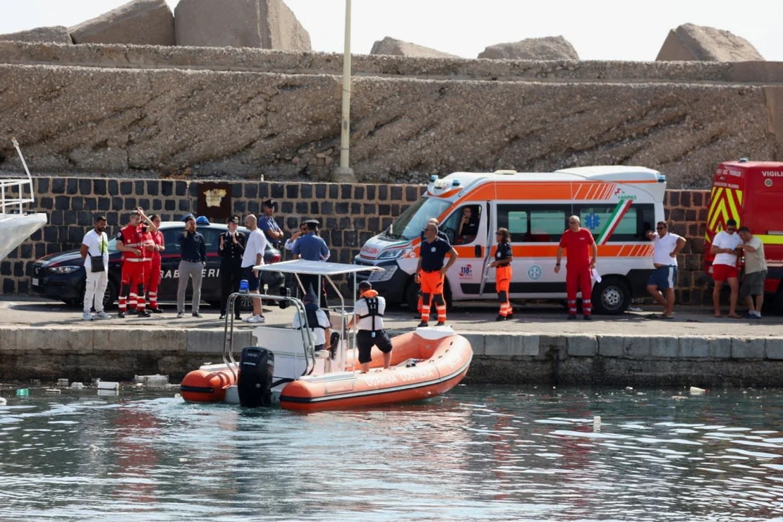 Rescatistas cerca de Palermo, Italia, próximos al lugar del siniestro.