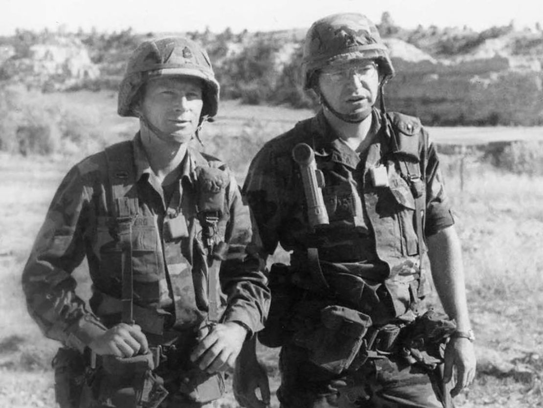 Tim Walz, a la derecha, y Gary Bloomberg, a la izquierda, en Camp Guernsey, un centro de entrenamiento de artillería en Guernsey, Wyoming, en 1992. Walz era entonces sargento primero de la Guardia Nacional del Ejército de EE.UU. Crédito: Ejército de EE.UU.