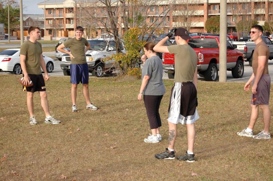 Vance jugando al fútbol americano con otros miembros de la Oficina de Asuntos Públicos. (De izquierda a derecha) J. D. Vance, Adam Testagrossa, Shawn Haney, Steve Cushman y Cullen Tiernan. Todos eran infantes de Marina de la Oficina Conjunta de Asuntos Públicos de Cherry Point. Foto tomada en otoño de 2006. Crédito: Curtis Keester