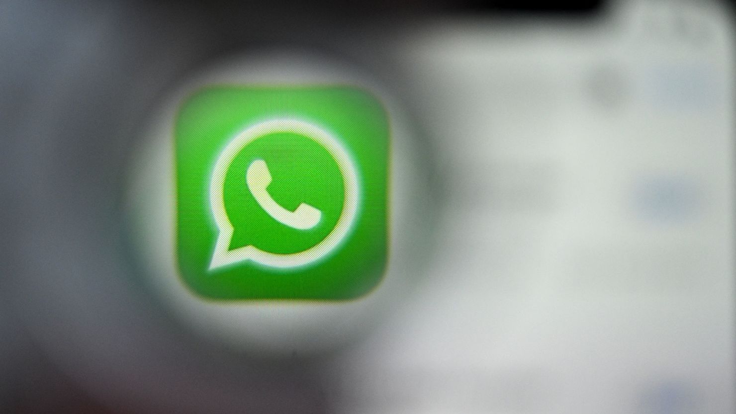 Esta fotografía ilustrativa, tomada el 22 de diciembre de 2023, muestra el logo WhatsApp en la pantalla de un teléfono inteligente. Crédito: KIRILL KUDRYAVTSEV/AFP vía Getty Images