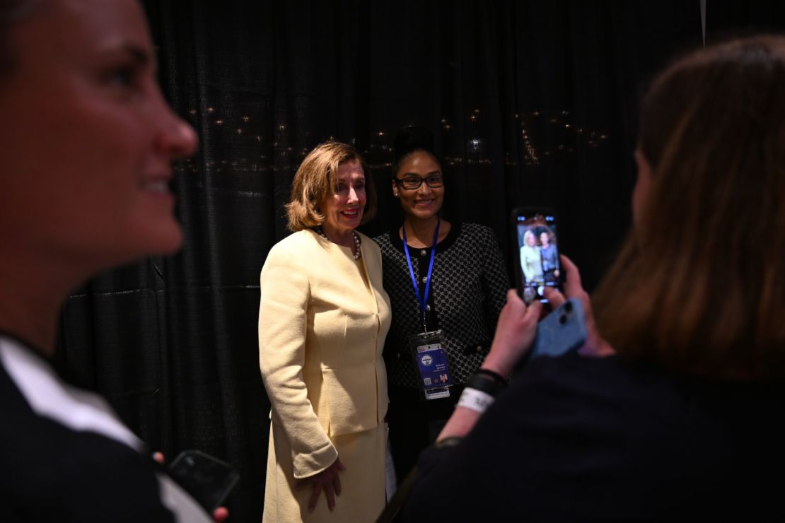 La expresidenta de la Cámara de Representantes Nancy Pelosi posa para fotos después de llegar a la convención este lunes. Crédito: Rebecca Wright/CNN.