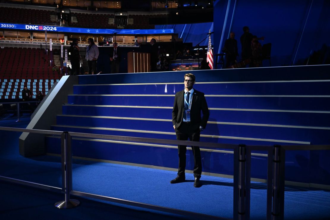 Un hombre se encuentra frente al escenario antes del evento del lunes por la noche. Crédito: Austin Steele/CNN.