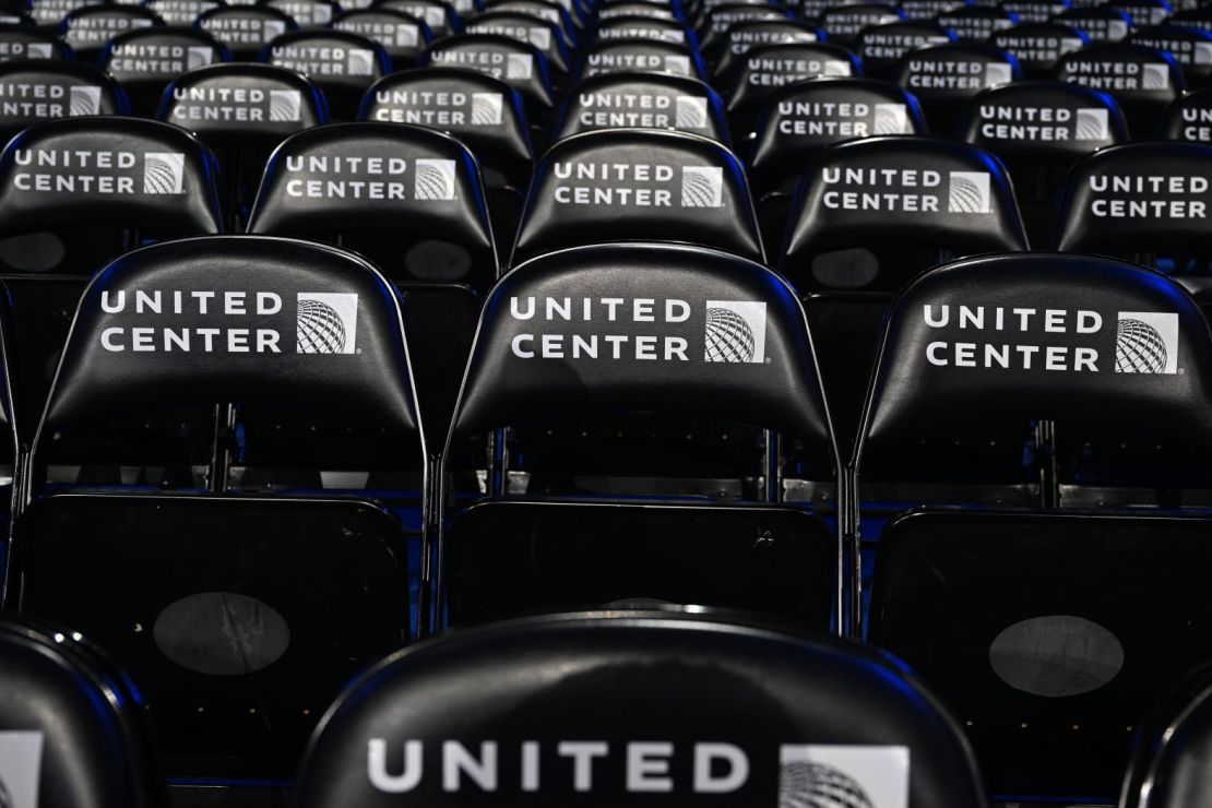 Las sillas están alineadas en el United Center antes de los discursos del lunes por la noche. Crédito: Austin Steele/CNN.