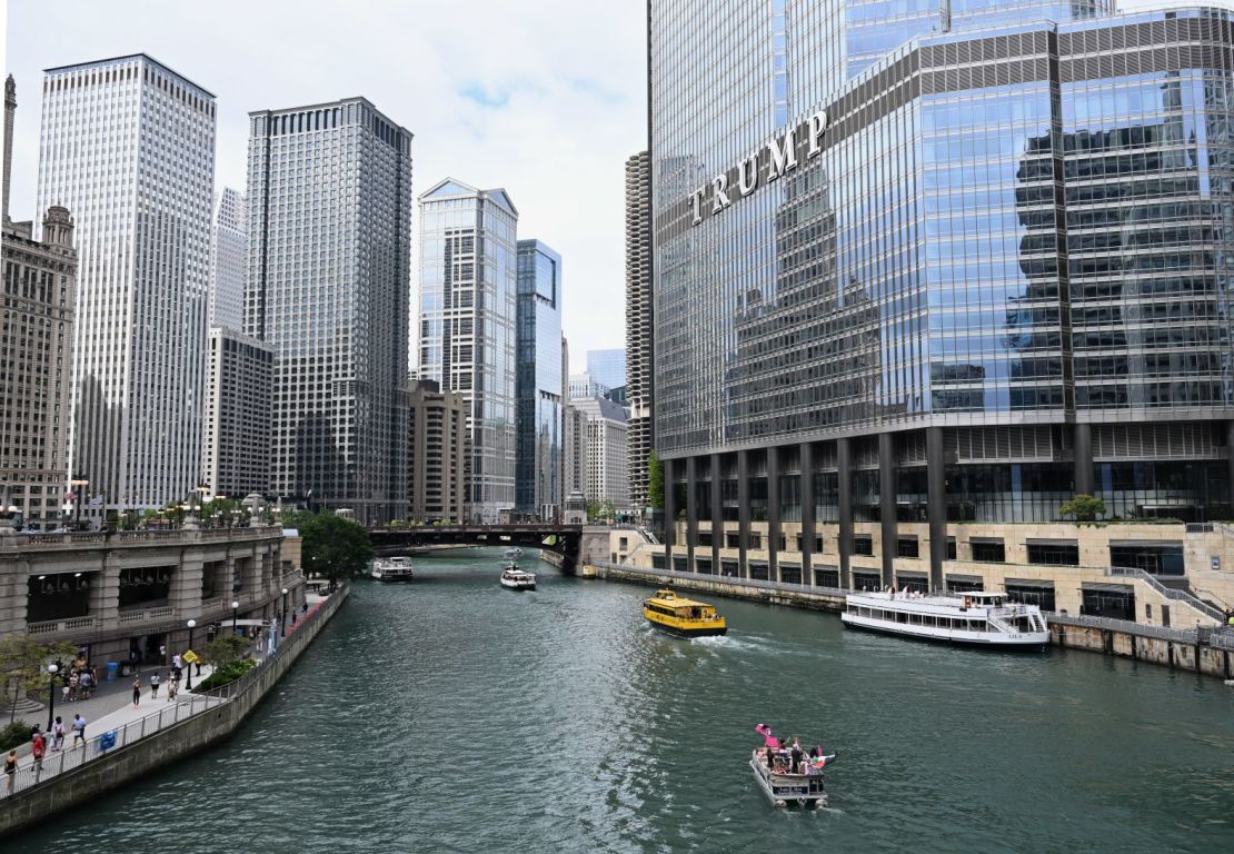 Un barco que transporta manifestantes propalestinos navega por el río Chicago este domingo. Crédito: Austin Steele/CNN.