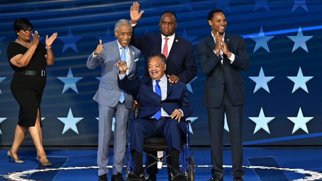 El reverendo Jesse Jackson es homenajeado en el escenario de la Convención Nacional Demócrata el lunes 19 de agosto. En los últimos años, la batalla de Jackson contra la enfermedad de Parkinson lo mantuvo alejado del foco de atención nacional, pero los demócratas aplaudieron cuando el líder de los derechos civiles de 82 años apareció junto al reverendo Al Sharpton y el presidente de la NAACP, Derrick Johnson. Crédito: Bernadette Tuazon/CNN.