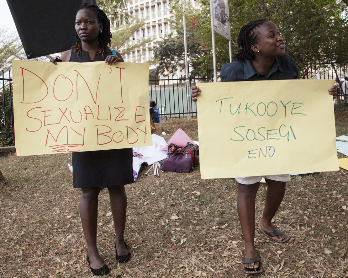 Mujeres ugandesas protestas en Kampala en contra de la recién publicada ley anti pornográfica y la legislación de código de vestir, el pasado 26 de febrero de 2015.