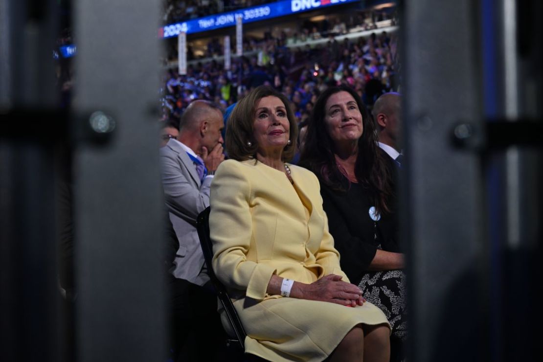 La expresidenta de la Cámara de Representantes Nancy Pelosi asiste a la convención este lunes. Crédito: Rebecca Wright/CNN.