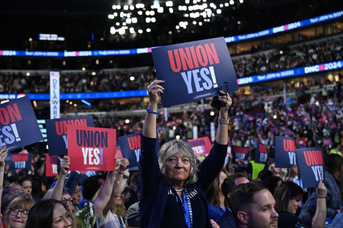 Los partidarios del sindicato sostienen carteles. Shawn Fain, presidente de United Auto Workers, manifestó este lunes el apoyo de su poderoso sindicato a Harris y agradeció al presidente Joe Biden por su apoyo anterior. Crédito: Rebecca Wright/CNN.