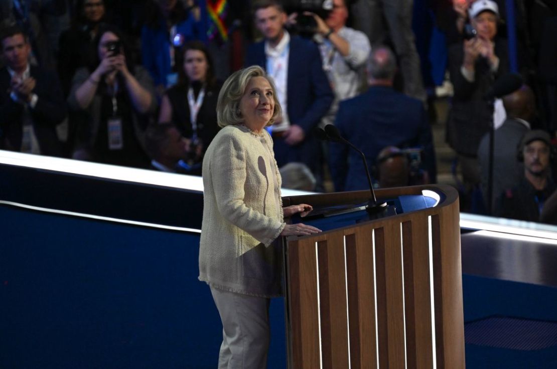 La exsecretaria de Estado Hillary Clinton, la primera mujer en la historia en liderar la candidatura de un partido mayoritario, habla en la convención este lunes. "Fue el honor de mi vida aceptar la nominación de nuestro partido para presidente", dijo sobre su campaña de 2016. "Y casi 66 millones de estadounidenses votaron por un futuro en el que no haya límites para nuestros sueños. Y después nos negamos a renunciar a Estados Unidos: millones marcharon, muchos se postularon para un cargo, mantuvimos la vista puesta en el futuro. Bueno, amigos míos, el futuro está aquí. Ojalá mi madre y la madre de Kamala pudieran vernos. Dirían: 'Sigan adelante'". Crédito: Austin Steele/CNN.