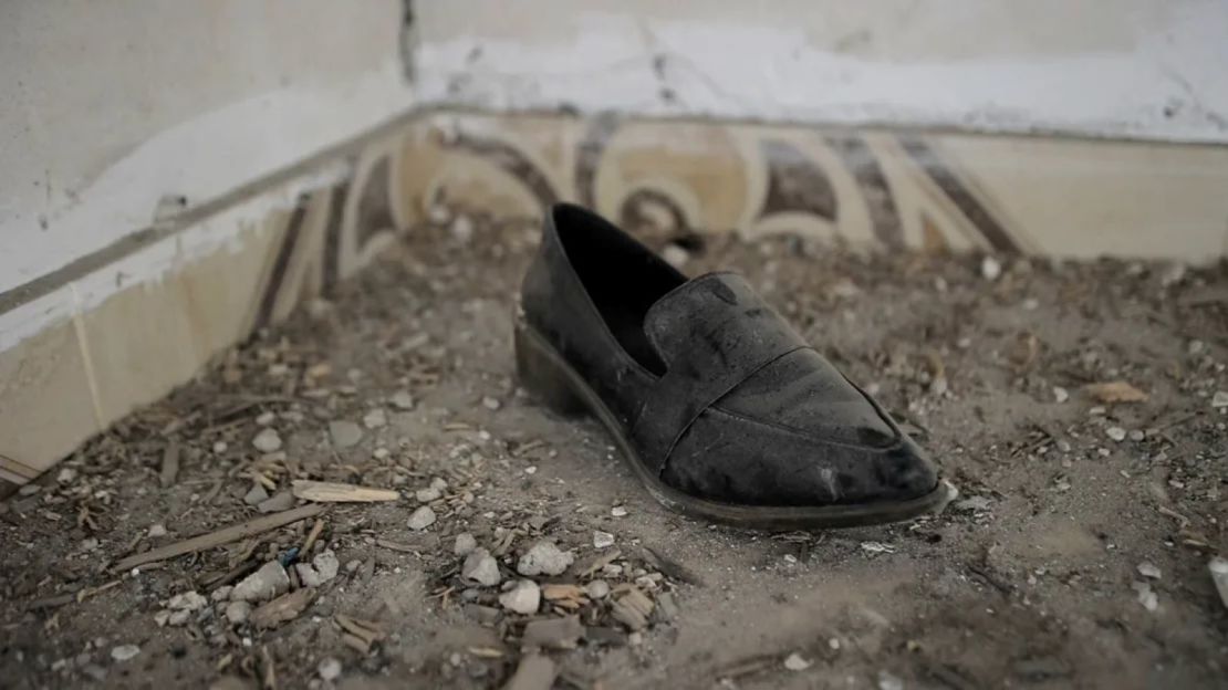 Un zapato en el suelo de la casa en el norte de Gaza donde Sham y Sanaa se refugiaron durante una noche aterradora en noviembre.