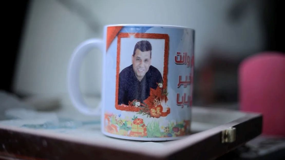 Una taza con una imagen de Akram Abu Tabaq, el padre de Sham y esposo de Sanaa, quien fue asesinado a tiros mientras intentaba regresar a su hogar durante el alto el fuego de noviembre en Gaza.