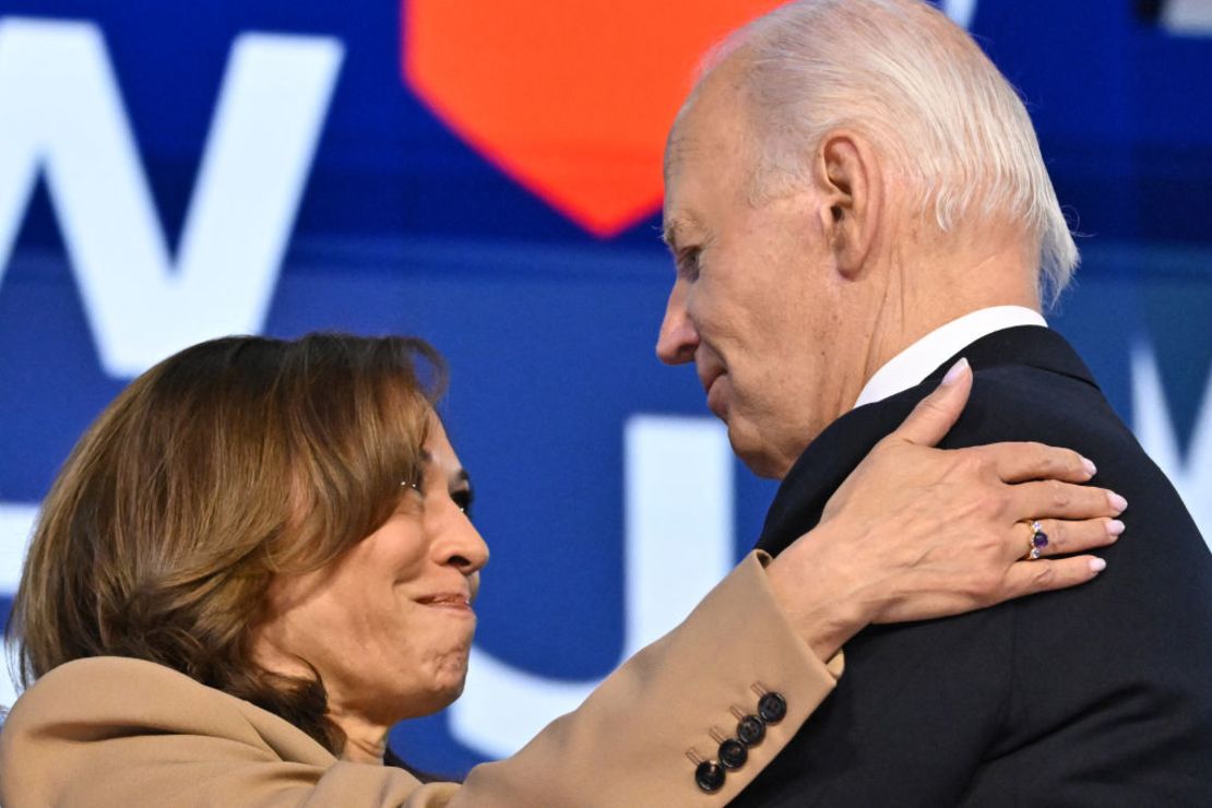 El presidente de EE.UU., Joe Biden, y la vicepresidenta y candidata presidencial demócrata para 2024, Kamala Harris, en la Convención Nacional Demócrata en Chicago el 19 de agosto de 2024.