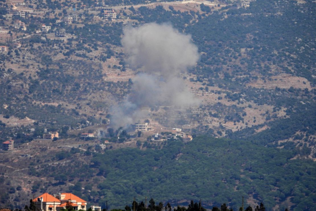 Humo en el lugar del ataque israelí que tuvo como blanco las afueras de la aldea de Kfar Hamam, en el sur del Líbano, el 17 de agosto de 2024, en medio de los continuos enfrentamientos transfronterizos entre las tropas israelíes y Hezbollah.