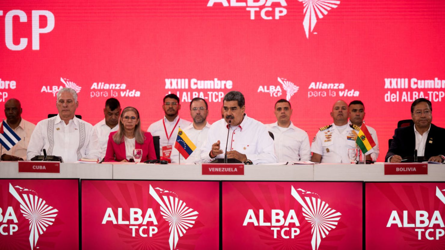 Miguel Díaz-Canel, presidente de Cuba, Nicolás Maduro, presidente de Venezuela, y Luis Arce, presidente de Bolivia, durante la XXIII Cumbre de Estados de la Alianza Bolivariana para los Pueblos de Nuestra América - Tratado de Comercio de los Pueblos (ALBA-T) en el Palacio de Miraflores en Caracas, Venezuela, el miércoles 24 de abril de 2024.