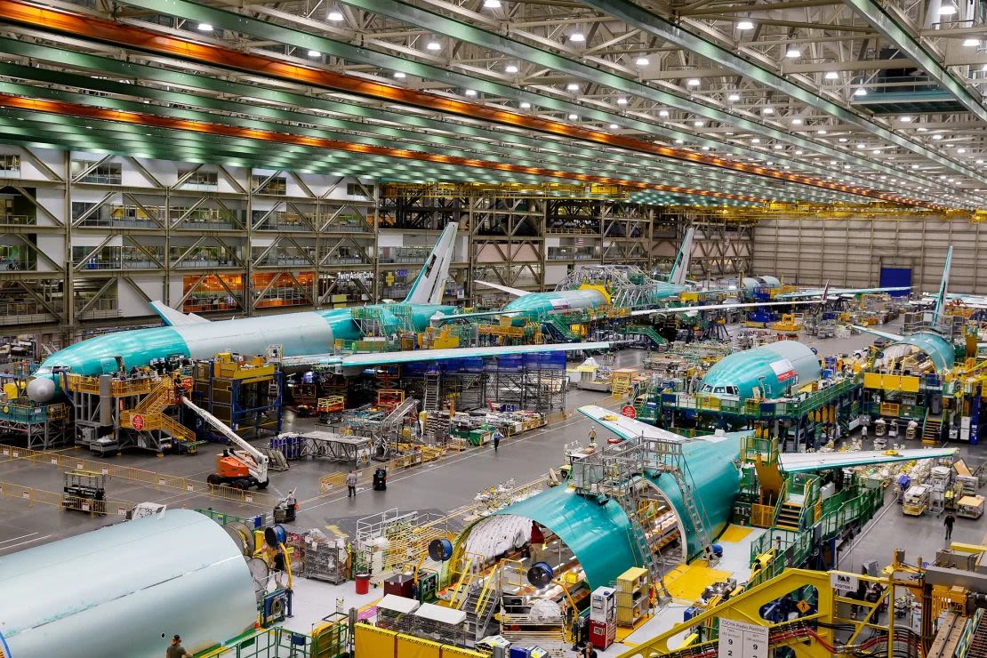 Los empleados de Boeing construyen aviones 777 en junio de 2024. Jennifer Buchanan/AFP/Getty Images