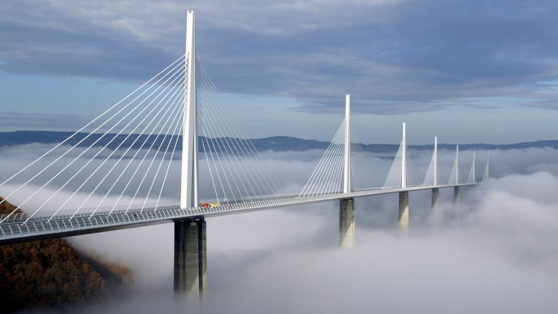 Con 343 metros de altura, el viaducto de Millau es el más alto del mundo. Crédito: Jean Philippe Arles/Reuters