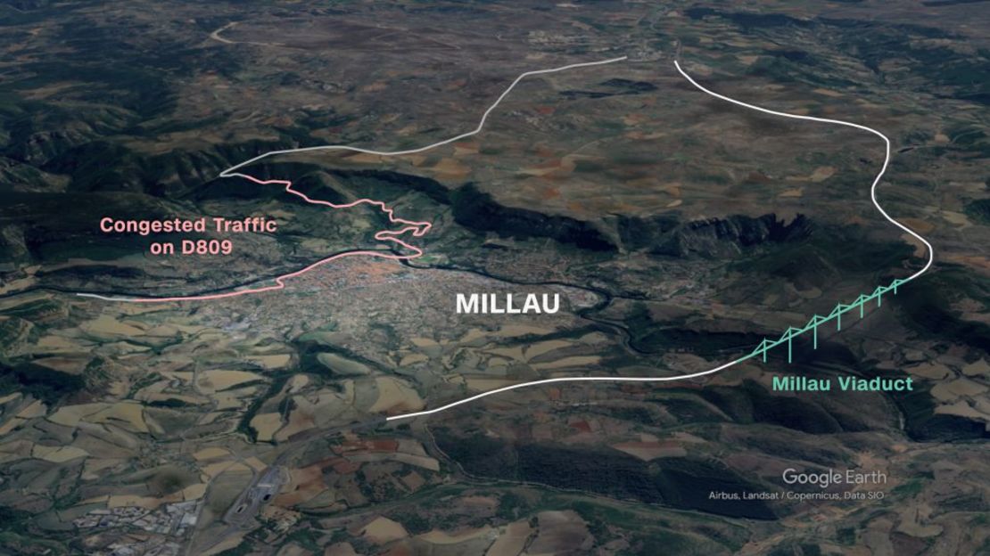 La antigua ruta a través del valle del Tarn implicaba un trazado accidentado por el tráfico a través de la ciudad de Millau. Crédito: Google Earth, CNN