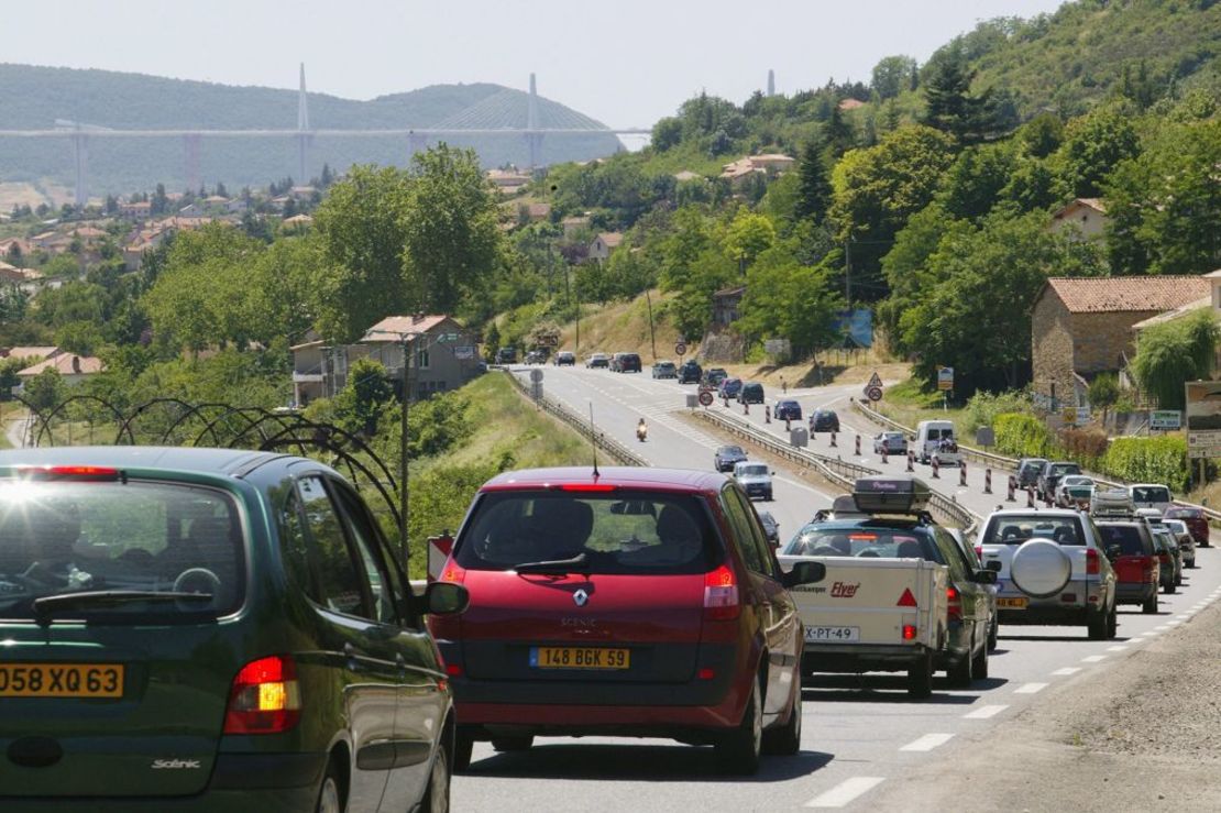 Antes de que se construyera el viaducto, los coches que viajaban de norte a sur por Francia o viceversa acababan en embotellamientos en el valle alrededor de Millau. Crédito: Raphael Gaillarde/Gamma-Rapho/Getty Images