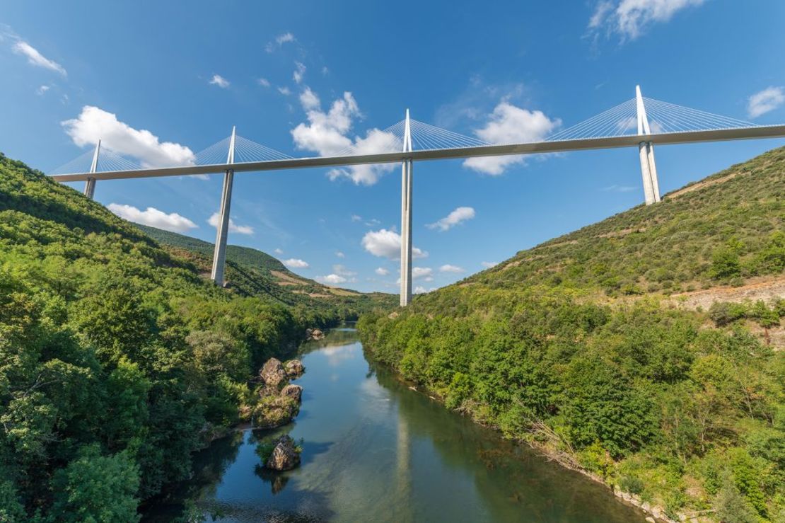 Hoy en día, los visitantes pueden hacer excursiones en barco por el río Tarn, navegando bajo el viaducto. Crédito: ncphoto/imageBROKER/Shutterstock