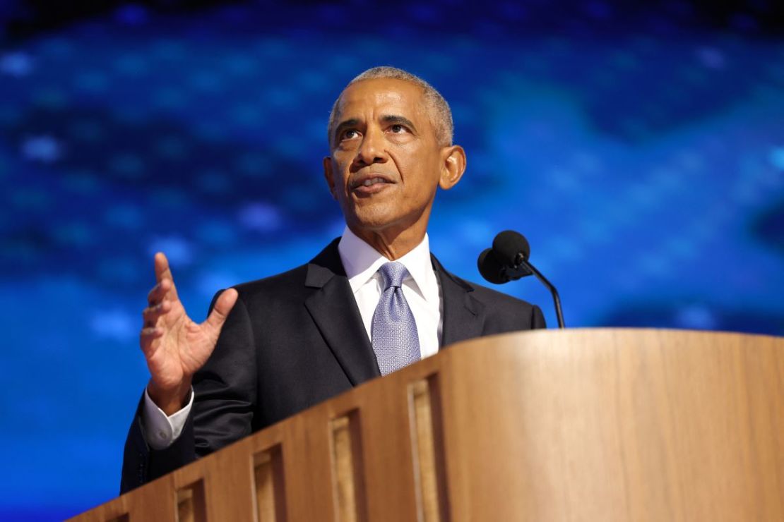 El expresidente de EE.UU. Barack Obama habla el segundo día de la Convención Nacional Demócrata (DNC) en el United Center en Chicago, Illinois, el 20 de agosto de 2024.