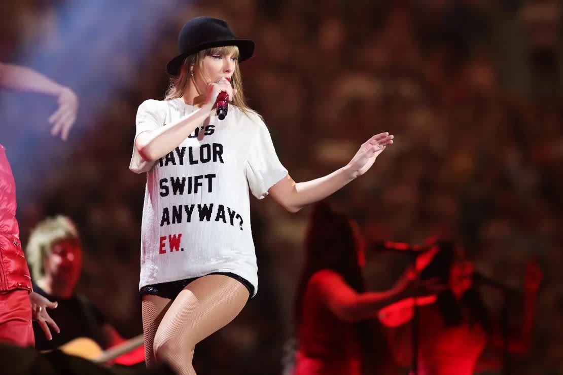 Durante otro cambio de vestuario en Gelsenkirchen, Alemania, Swift llegó al escenario con una camiseta Ashish personalizada y completamente adornada con lentejuelas.